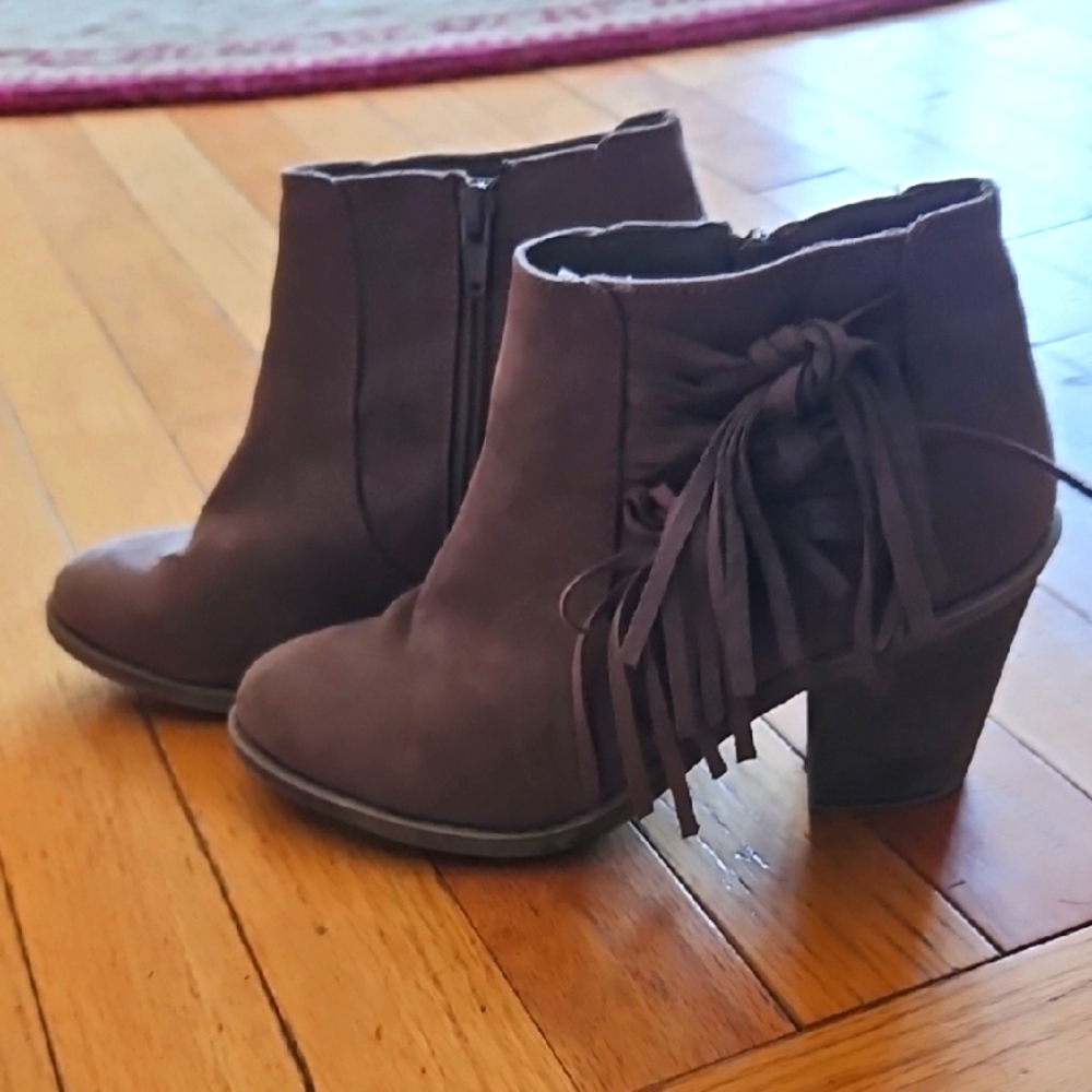 Elegant Brown Ankle Boots with Fringe